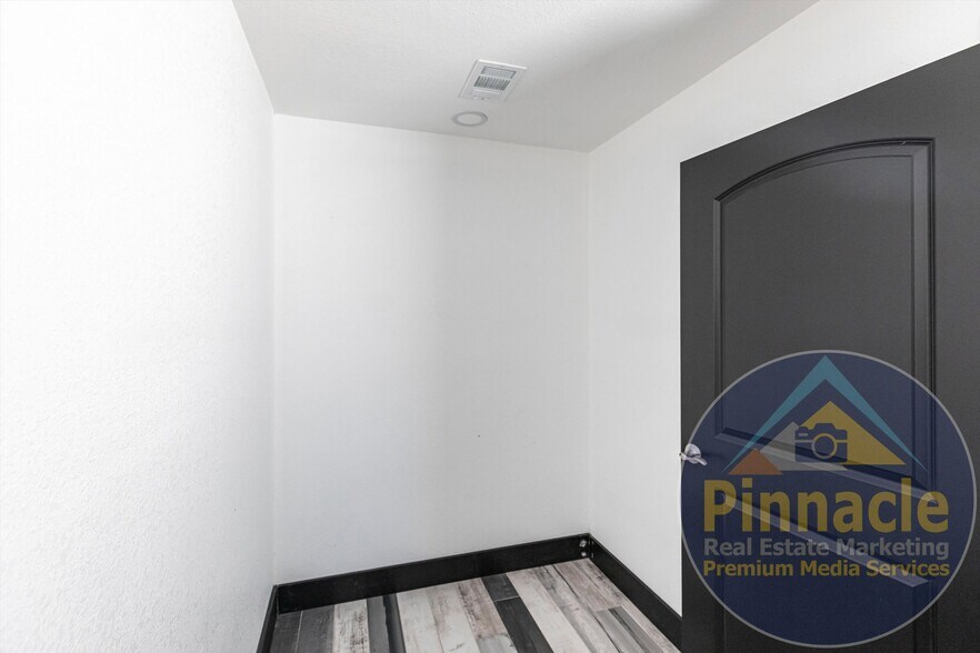 More Photos Of 24690 Sandhill Blvd, Punta Gorda Warehouse For Lease