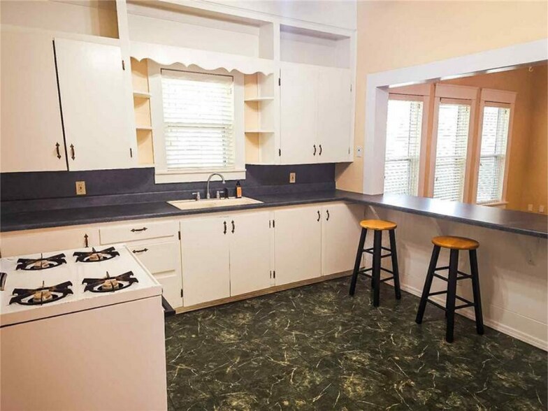 More Photos Of 1301 W Main St, Clarksville Office For Sale