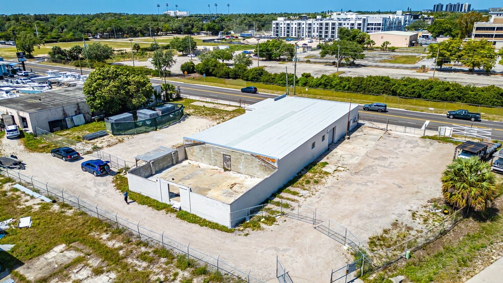 More Photos Of 2111 Fowler St, Fort Myers Warehouse For Sale