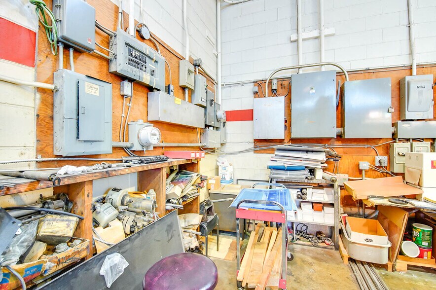 More Photos Of 4918 Napier St, Port Alberni Flex For Sale