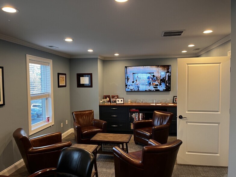 More Photos Of 447 Naubuc Ave, Glastonbury Office For Sale