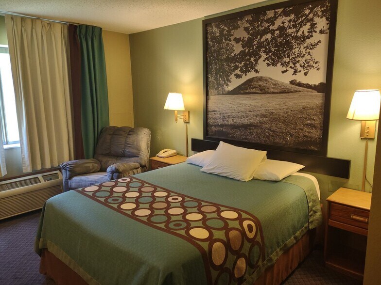 More Photos Of 313 W University Dr, Macomb Hotel For Sale