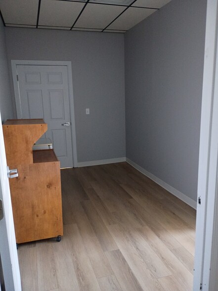 More Photos Of 40 Monument Sq, Urbana Storefront Retail Office For Lease