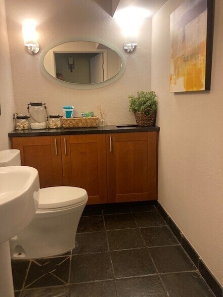 More Photos Of 1175-1195 Park Ave, Emeryville Showroom For Sale