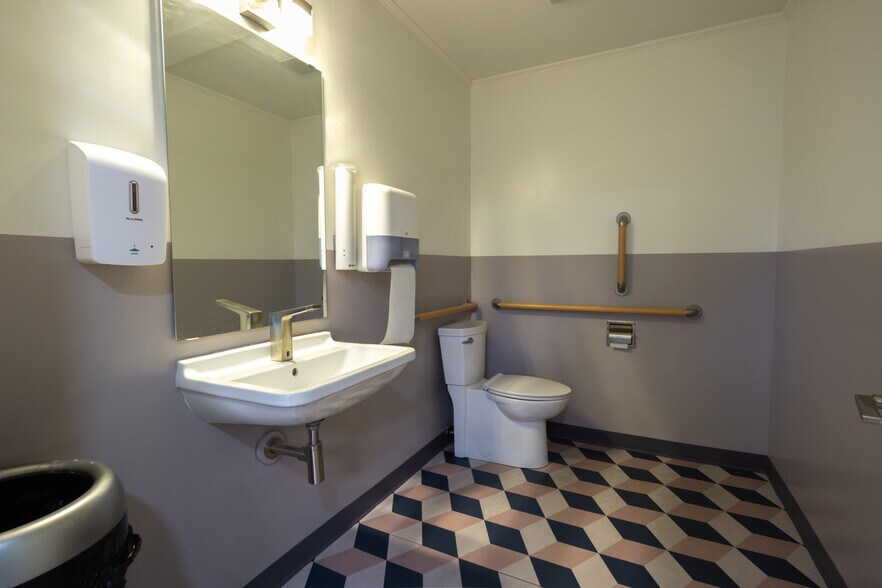 More Photos Of 1501 N 25th St, Waco Medical For Sale