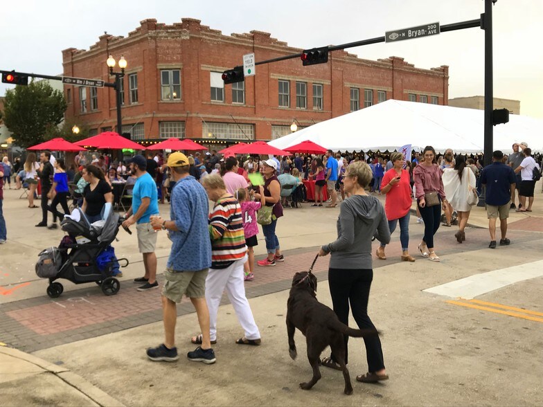 More Photos Of 208 N Bryan Ave, Bryan Office Residential For Lease