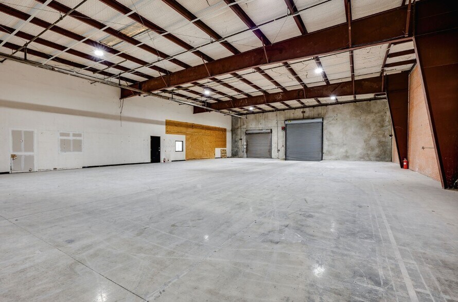 More Photos Of 740 Regal Row, Dallas Warehouse For Lease