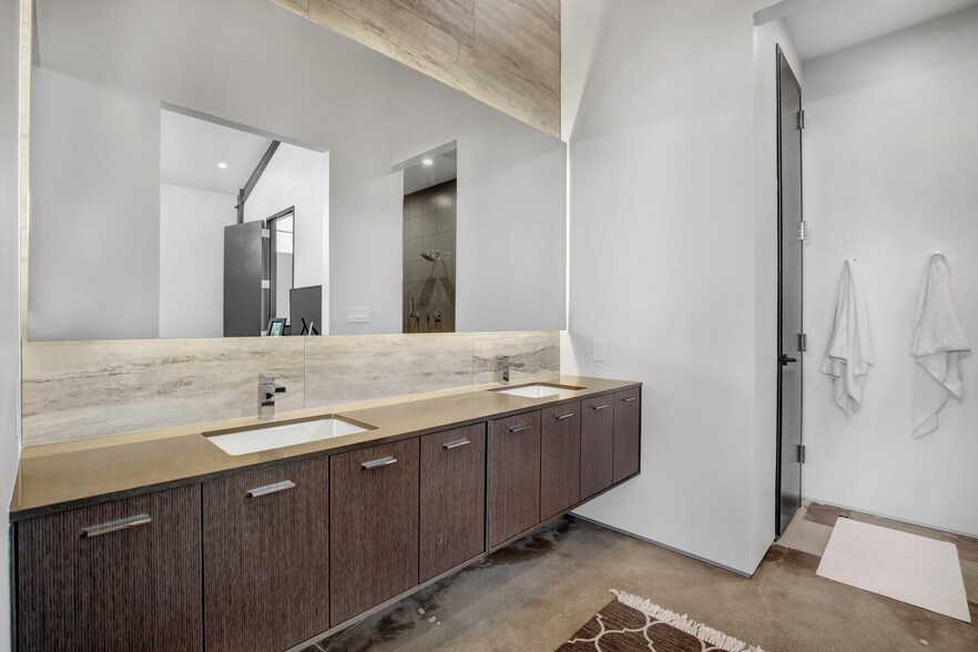 More Photos Of 4770 Memphis St, Dallas Showroom For Sale