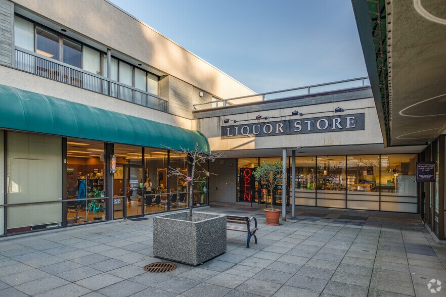 More Photos Of 1571 Bellevue Av, West Vancouver Office For Lease