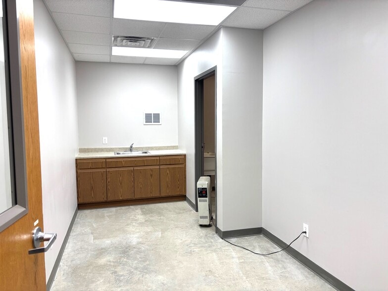 More Photos Of 11 Cottonwood Dr, Chatham Specialty For Sale