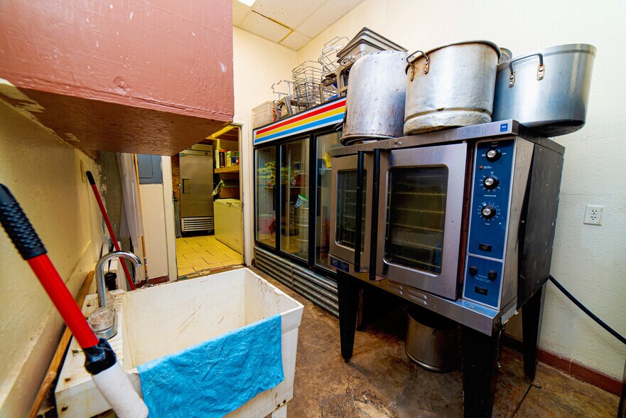 More Photos Of 819 Los Presidentes Ave, Laredo Storefront Retail Office For Sale