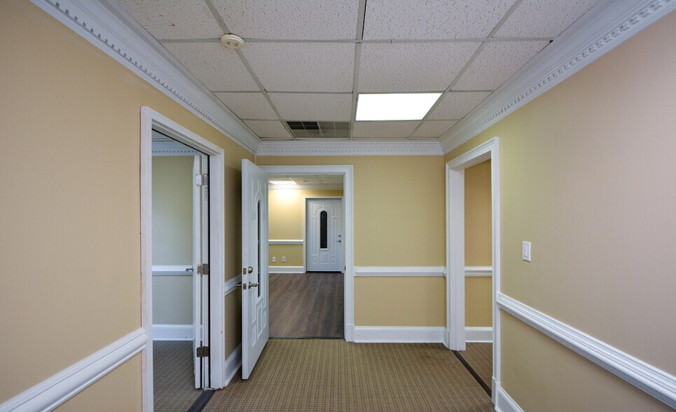 More Photos Of 8046 Roswell Rd, Atlanta Office For Sale
