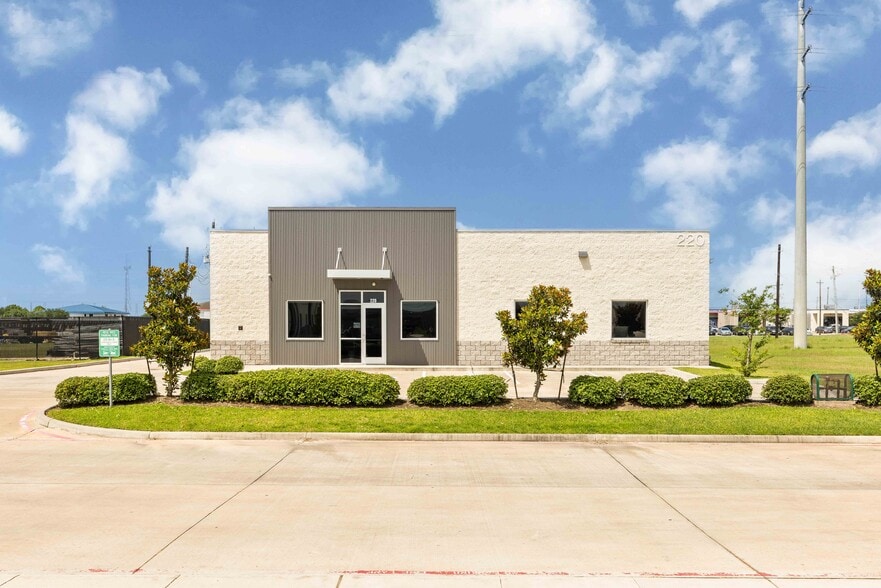 More Photos Of 220 Ibis St, Webster Showroom For Lease