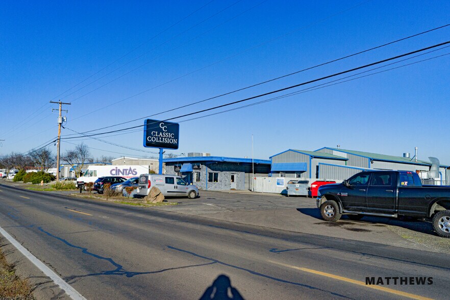 Primary Photo Of 5262 Crater Lake Ave, Central Point General Retail For Sale