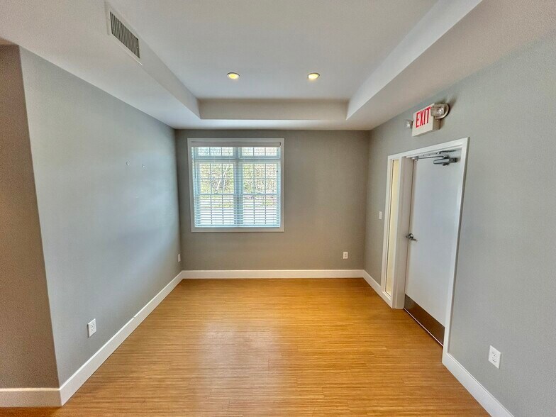 More Photos Of 33 Dale Rd, Avon Office For Lease