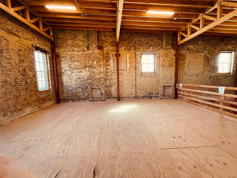 More Photos Of 109 Main Street, Columbiana Office For Lease