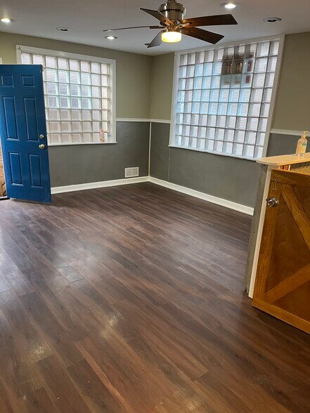 More Photos Of 2227-2231 W Belmont Ave, Chicago Veterinarian Kennel For Lease
