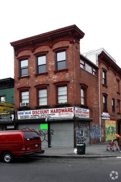 More Photos Of 837 Manhattan Ave, Brooklyn Storefront Retail Residential For Lease