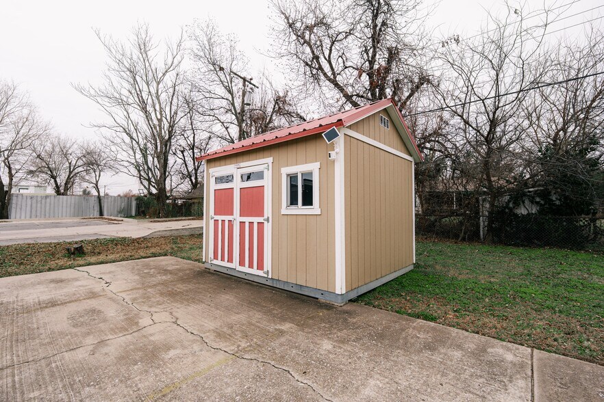 More Photos Of 3501 N Rockwell Ave, Bethany Office For Sale