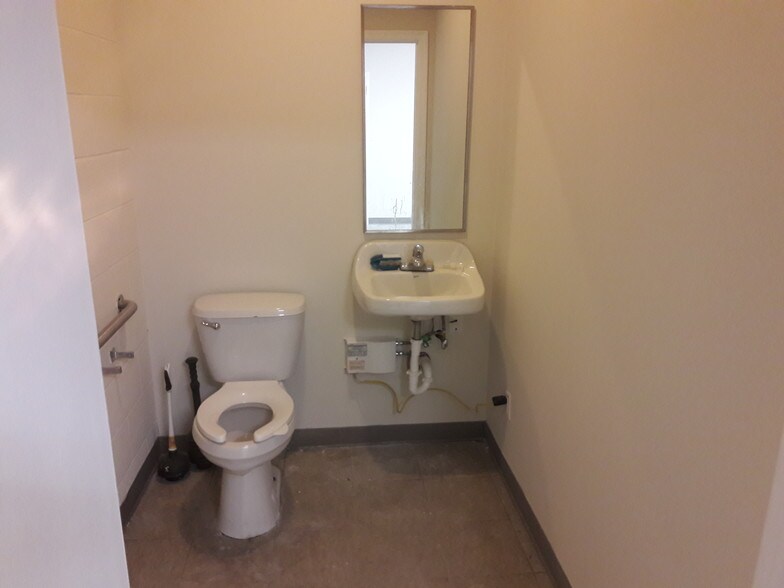 More Photos Of 6608-6608B Tara Blvd, Jonesboro Unknown For Lease