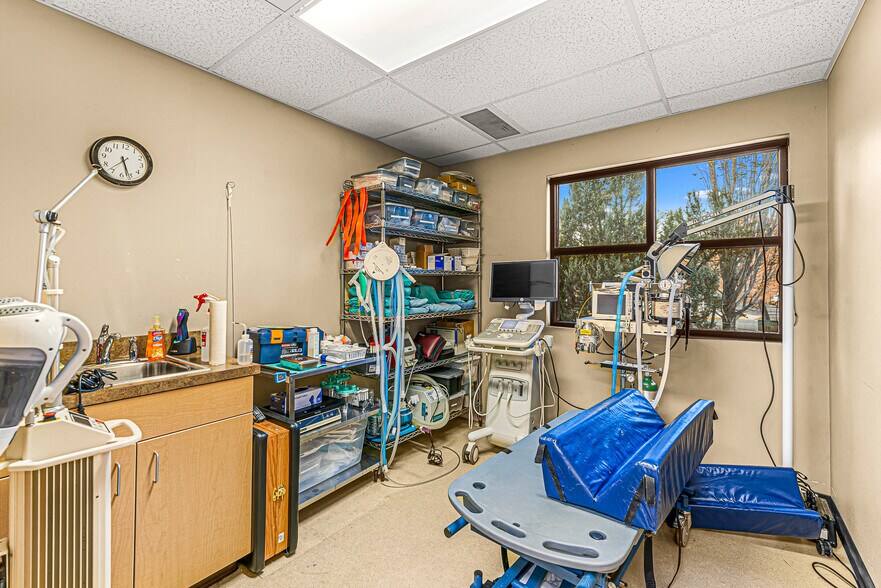 More Photos Of 10 N Chelan Ave, Wenatchee Veterinarian Kennel For Lease