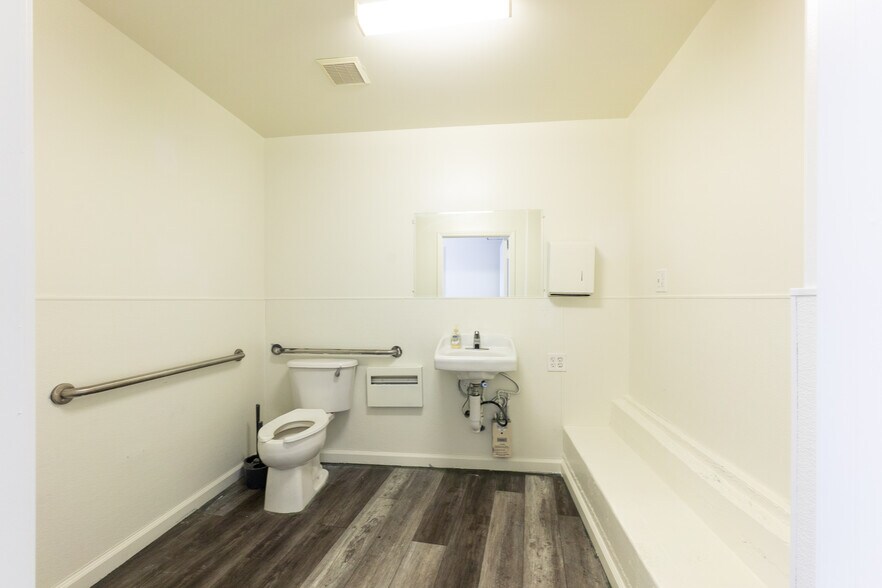 More Photos Of 3700 E 12th St, Oakland Storefront Retail Office For Lease