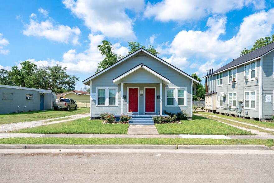 More Photos Of 214 W Republic St, Baytown Apartments For Sale