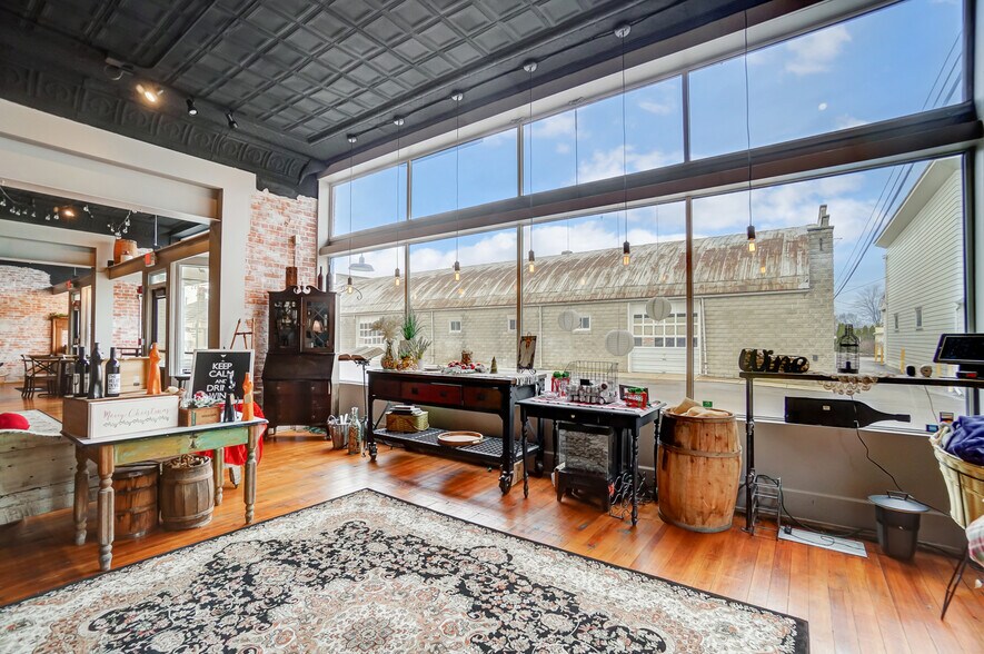 More Photos Of 105 E Liberty St, Arlington Restaurant For Sale