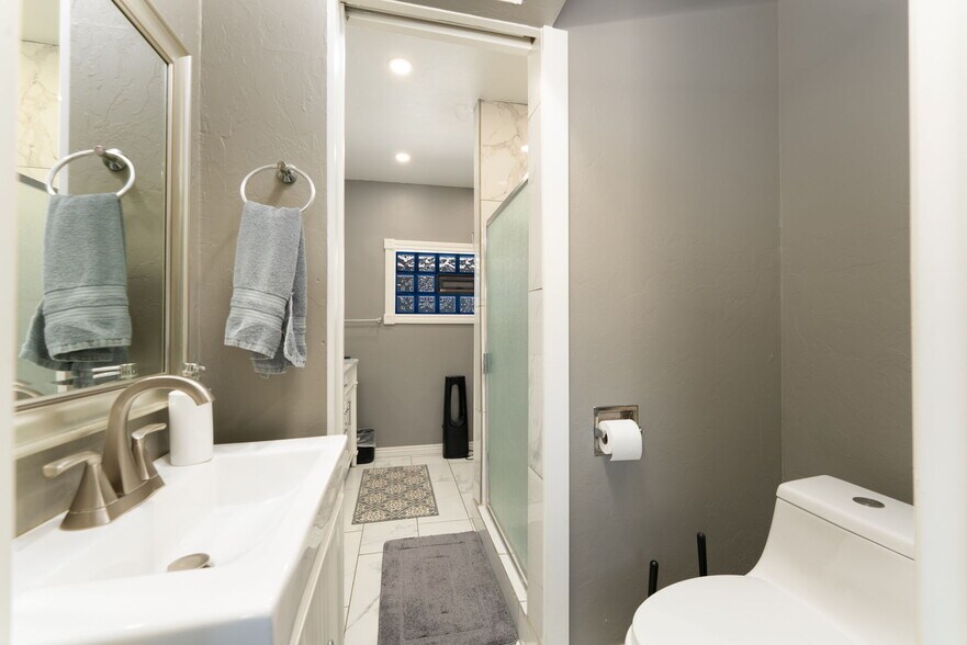 More Photos Of 1624 E Main St, Montrose Hotel For Sale