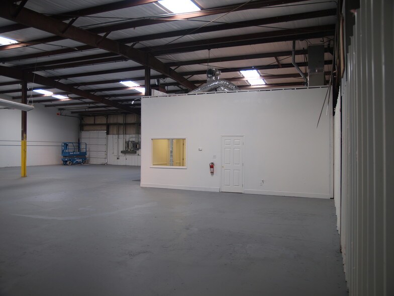 More Photos Of 297 Industrial Park Dr, Lawrenceville Warehouse For Lease