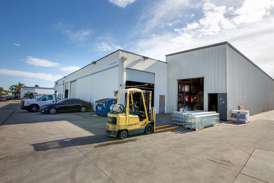 More Photos Of 15881 Chemical Ln, Huntington Beach Warehouse For Sale