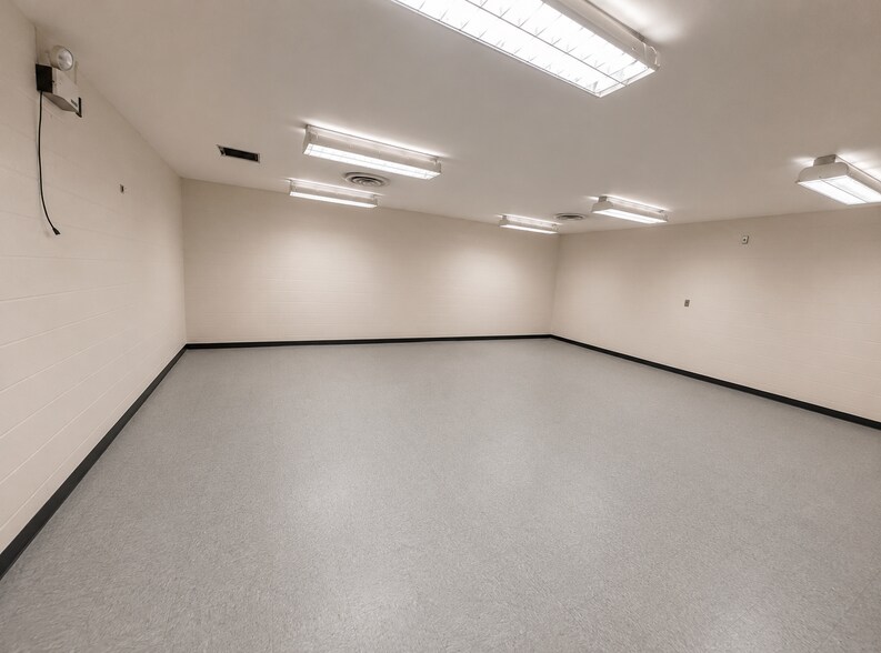 More Photos Of 1700 Shaw Ave, Cleveland Flex For Lease