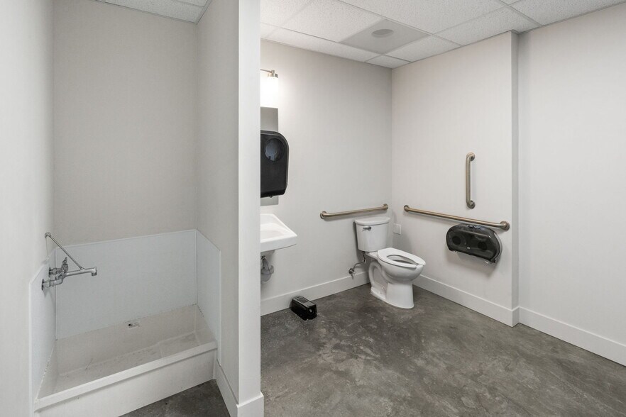 More Photos Of 880 Nicole st, Helena Distribution For Lease