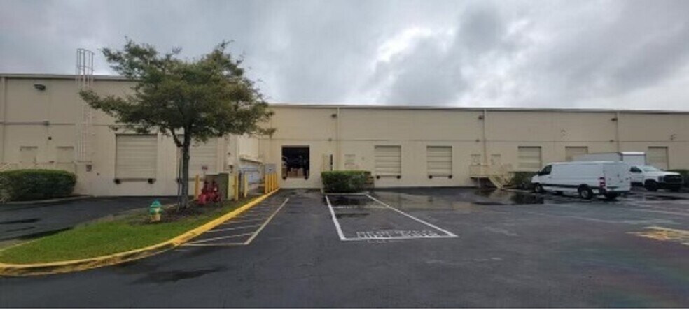 More Photos Of 6600-6626 Kingspointe Pky, Orlando Distribution For Lease