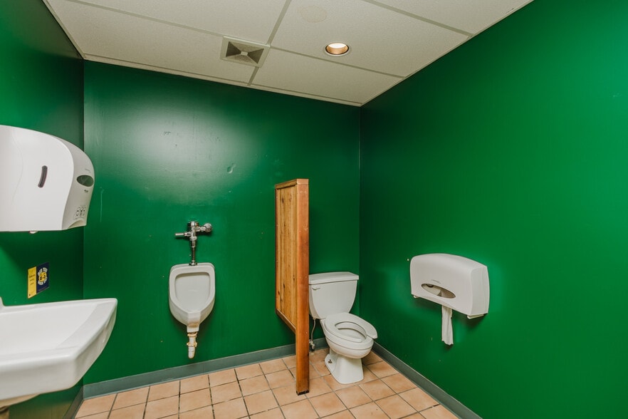 More Photos Of 830 N Kansas Ave, Topeka Bar For Sale