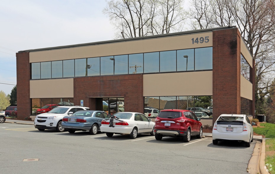 More Photos Of 1540 Westbrook Plaza Dr, Winston-Salem Unknown For Lease