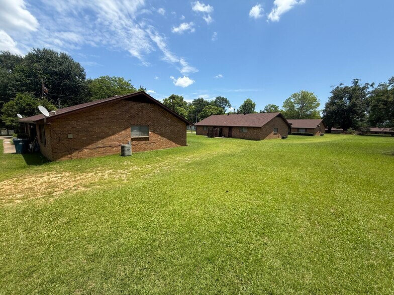 More Photos Of 1007 Richey Dr, Gladewater Apartments For Sale