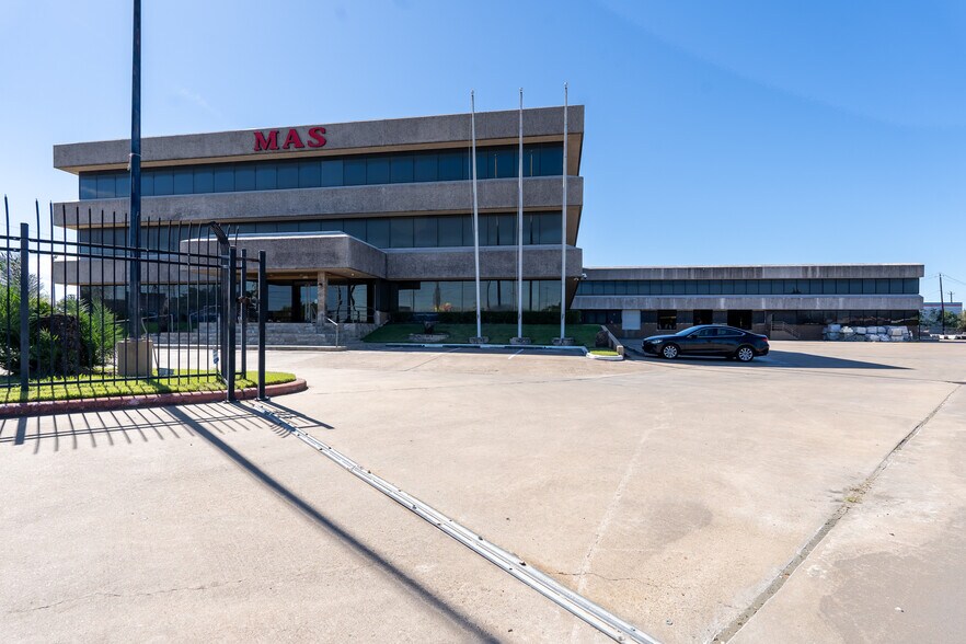 More Photos Of 7604 Kempwood Dr, Houston Light Distribution For Lease