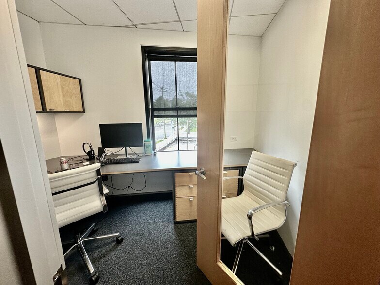 More Photos Of 12 Havemeyer Pl, Greenwich Office For Lease