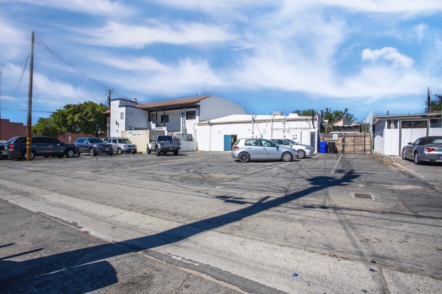 More Photos Of 24263 Main St, Newhall Storefront For Sale