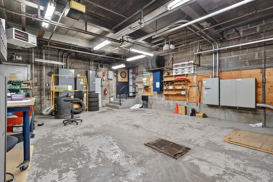 More Photos Of 1025 St Butler, Montréal Distribution For Sale