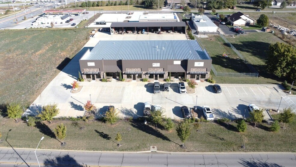 More Photos Of 912-922 E Warren St, Gardner Industrial For Lease
