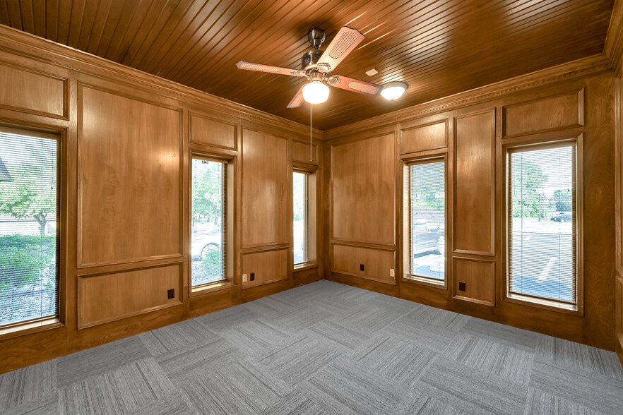 More Photos Of 903 Hillcrest Dr, Conroe Office For Sale