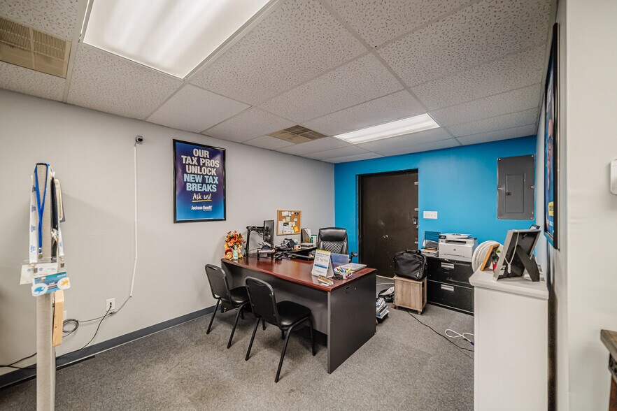 More Photos Of 1014 W Main St, Princeton Freestanding For Sale