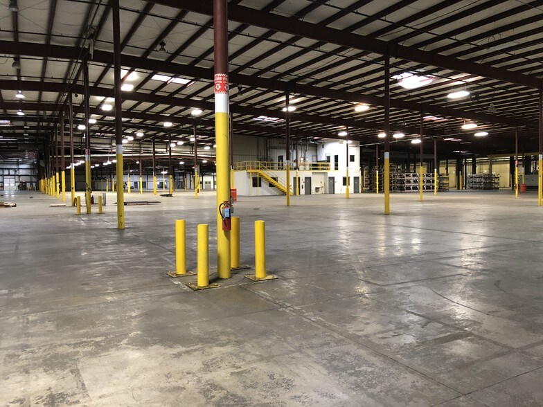 More Photos Of 2224 W College Ave, Normal Manufacturing For Lease