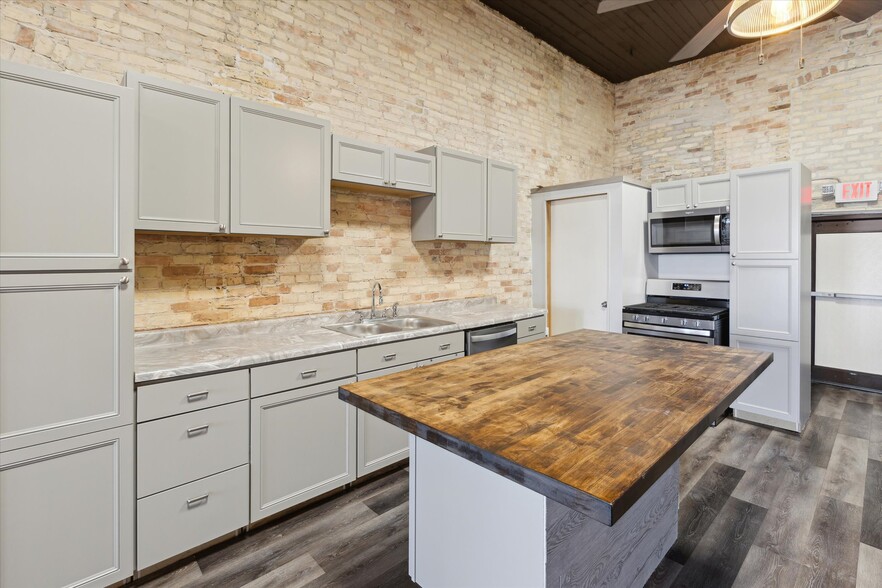 More Photos Of 1017 Washington Ave, Bay City Storefront Retail Residential For Sale