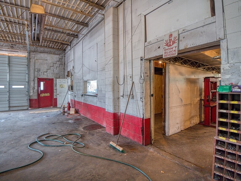 More Photos Of 3901 NE 23rd St, Oklahoma City Auto Repair For Lease