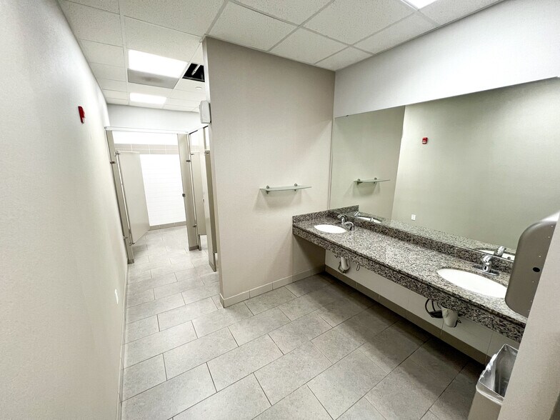 More Photos Of 303 Veterans Airpark Ln, Midland Office For Lease
