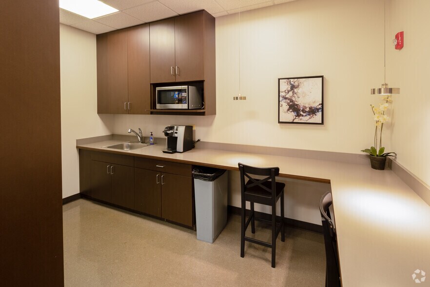 More Photos Of 450-500 E Diehl Rd, Naperville Unknown For Lease