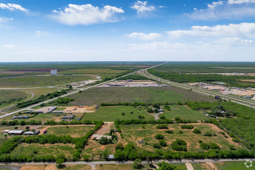 More Photos Of 35 & Interstate 35 Business, Dilley Land For Lease